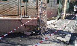 Macerata, perde il controllo dell'auto in piena notte: si schianta contro una colonna e rimane incastrato (FOTO)