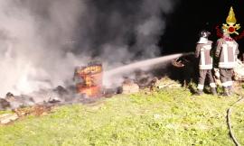 Mogliano, a fuoco una catasta di legname nella notte
