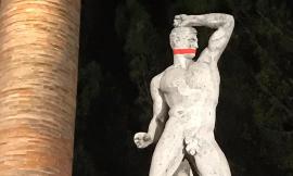 Macerata, protesta di CasaPound: bavaglio alle statue del Monumento ai Caduti (FOTO)