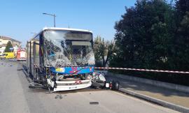 Tragico schianto tra autobus e moto: muore un centauro (FOTO)