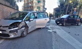 Macerata, schianto tra due auto all'incrocio: soccorsi al lavoro (FOTO)
