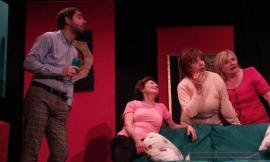 "Marche in Atti", al Teatro Ferri di Montecassiano in scena la commedia "Tre civette sul comò"