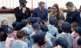 "Le forze di Polizia angeli dei bambini": il questore Pignataro incontra i bambini della scuola materna di Porto Potenza (FOTO)