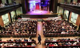 Civitanova, si apre con brindisi e applausi la stagione teatrale: convince "Che disastro di commedia"