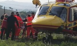 Incidente sul lavoro a Treia, cade dal cassone del camion: uomo trasportato a Torrette in elisoccorso