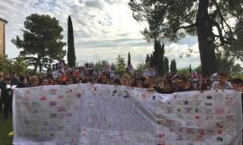 Recanati, dall'Orto dell'Infinito flash mob "Il pensiero non basta"