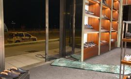 Spaccata al negozio Prada de "Il Castagno": ladri in fuga (FOTO)