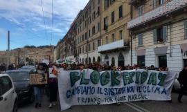 Sciopero per il clima, ad Ancona arriva il "Block Friday": molti giovani in Piazza