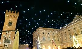 Recanati, boom di presenze per l'anteprima di un "Natale Infinito". Incidente per un'acrobata
