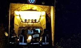 Civitanova, camion rimane incastrato sotto al ponte