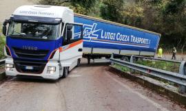 San Severino, camion esce di strada e si intraversa lungo la statale 502: traffico bloccato (FOTO)