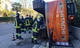 Escavatore si ribalta da un camion: paura a Tolentino (FOTO)