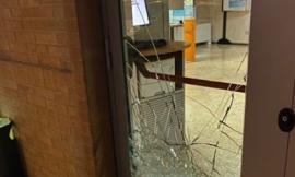 Montecosaro, tentano di assaltare  la banca nella notte: porta a vetri in frantumi