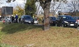 Macerata, tamponamento tra tre auto in via Bramante: donna incinta al pronto soccorso