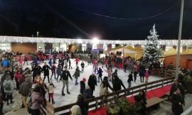 Pista di ghiaccio, casa di Babbo Natale e accensione dell'albero: pienone a Camerino (FOTO)