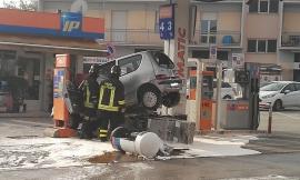 Piediripa, fa retromarcia e abbatte una colonnina di benzina: soccorsa una donna (FOTO)