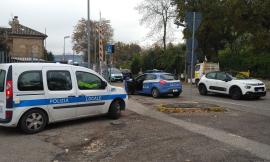 Macerata, passaggio a livello in tilt: forze dell'ordine sul posto