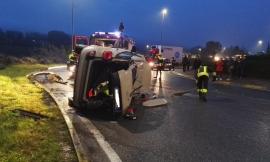 Piediripa, auto si ribalta alla rotatoria: una donna al pronto soccorso (FOTO)