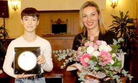 Sofia Tornambene accolta a Civitanova: cerimonia in Comune con fan e compagni di classe