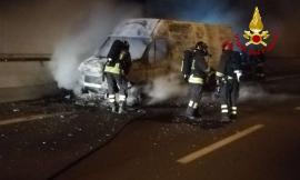 Muccia, furgone prende fuoco in galleria: superstrada chiusa nella corsia mare-monti (VIDEO e FOTO)