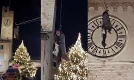 Matelica, la Befana si cala dalla Torre dell'Orologio: bimbi col naso all'insù