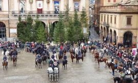 Tolentino, piazza gremita per la benedizione degli animali nella celebrazione di Sant'Antonio