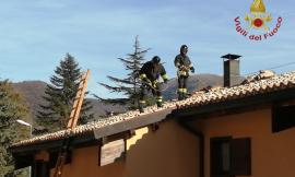 Serravalle del Chienti, incendio canna fumaria: fiamme minacciano il sottotetto (FOTO)