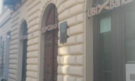 Treia, malviventi irrompono all'Ubi Banca forzando la porta d'ingresso