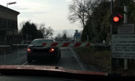 Auto incastrata tra le sbarre: traffico ferroviario interrotto