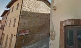 Camerino, il vento stacca la guaina di copertura di un edificio: chiusa al traffico via Narco