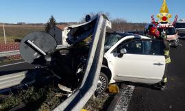 Tolentino, schianto con l'auto contro il guardrail: padre e figlio di due anni all'ospedale (FOTO)