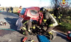 Recanati, violento urto tra due vetture: due feriti a Torrette (FOTO)