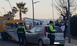 Civitanova, auto finisce sulla pista ciclabile del lungomare