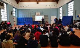 Le scuole di Tolentino diventano "plastic free": consegnate le borracce agli studenti