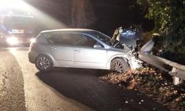 Macerata, si schianta con l'auto contro il guardrail: estratto dai vigili del fuoco (FOTO)