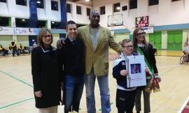 Potenza Picena, Andrea Rebichini premiato dall'ex stella Nba Sylvester Gray