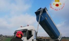 Recanati, ribaltabile di un camion tocca i cavi dell'alta tensione: conducente soccorso dai Vigili del Fuoco