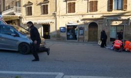 Sarnano, donna investita in piazza della Libertà: trasportata in ospedale (FOTO)