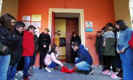 Macerata, "Per non dimenticare": pietra d'inciampo collocata all'ingresso del liceo Leopardi
