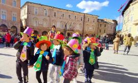 San Severino, Carnevale 2020: gli alunni dell'Istituto Comprensivo Tacchi Venturi festeggiano in Piazza del Popolo