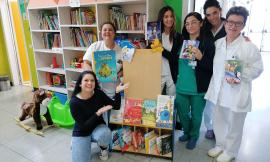 Macerata, "Aiutaci a crescere. Regalaci un libro": consegnati 450 libri al Reparto Pediatrico dell'Ospedale di Macerata