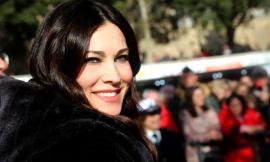 Manuela Arcuri conquista Macerata, buona cornice di pubblico per il Carnevale. "La Bella e la Bestia" miglior carro (FOTO)