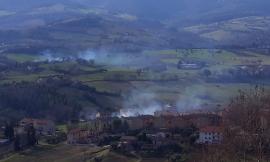 Treia, vasto incendio in contrada San Carlo: vigili del fuoco al lavoro con 5 automezzi