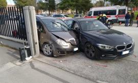 Corridonia, scontro tra due auto: una Lancia Musa scaraventata contro il muretto della Edif (FOTO)