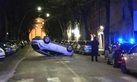 Sbanda e si ribalta, incidente a Santa Croce: l'auto resta al centro della strada (FOTO)