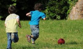 Civitanova, divieto di giocare nelle aree verdi: l'indignazione delle "mamme del parco"