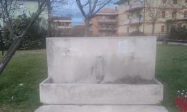 Treia, bottiglie rotte e sprechi d'acqua nel parco: la protesta di un lettore