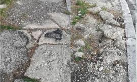 Macerata, marciapiedi disastrati nel quartiere Pace: la protesta di un residente (Foto)