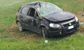 Treia, due uomini si ribaltano con l'auto: uno trasportato in codice rosso all'Ospedale di Macerata (FOTO)