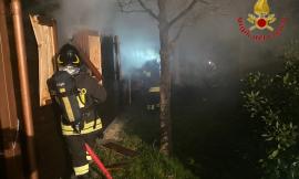 Visso, casetta di legno avvolta dalle fiamme nella notte (FOTO)